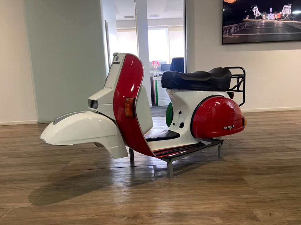 A Vespa italiana comemora 77 anos!