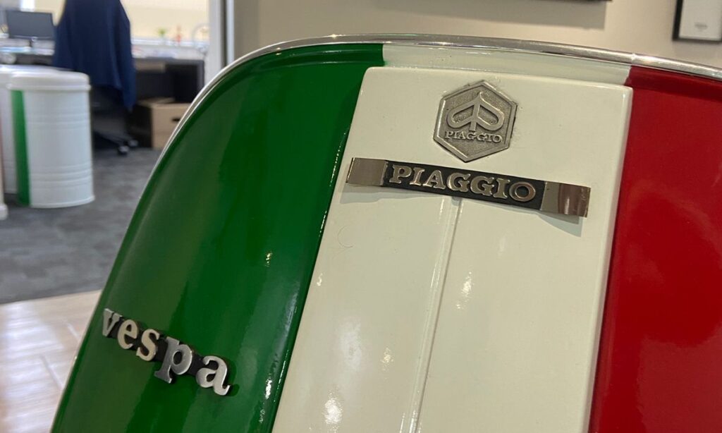 A Vespa italiana comemora 77 anos!