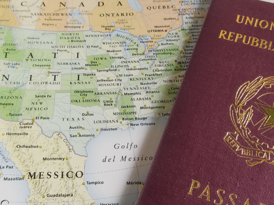 Imagem ilustrando um passaporte italiano e um mapa do mundo.