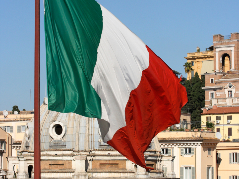 Foto de uma bandeira Italiana em uma cidade da Itália