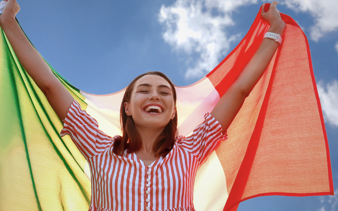 Mulher feliz segurando a bandeira da Itália