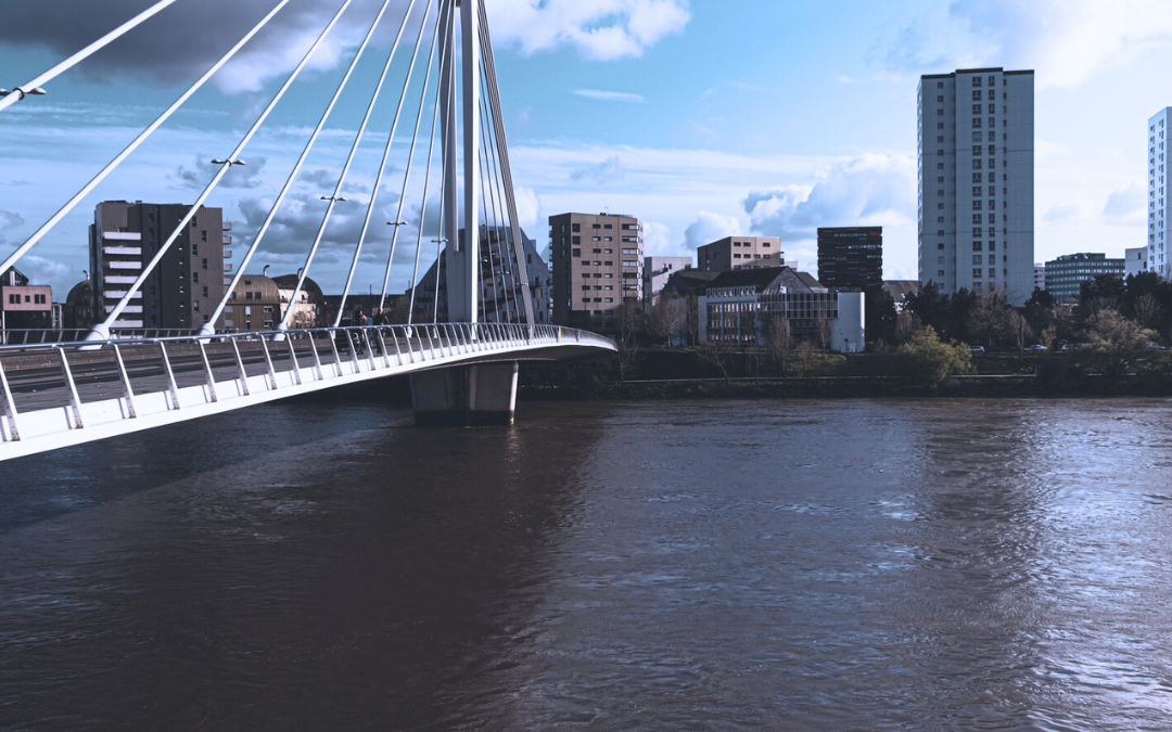 foto de uma ponte ligando duas cidades e um rio no meio.