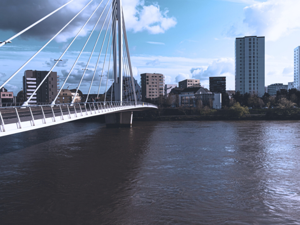 foto de uma ponte ligando duas cidades e um rio no meio.