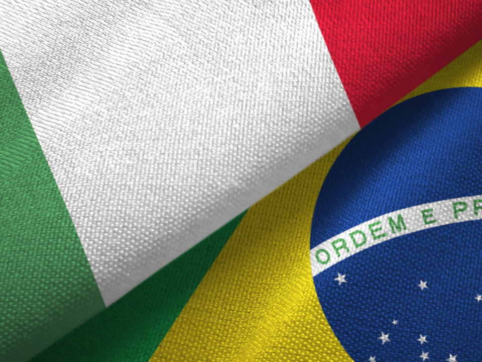 Foto de duas bandeiras juntas indicando uma relação entre brasil e europa